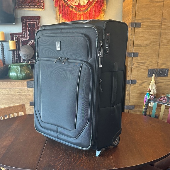 26” TRAVEL PRO, 2 wheeled rolling suitcase. 2” expandable. Black. TSA lock. EUC - Picture 1 of 16